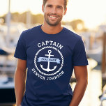 Kapten ansar rep gräns-båt namn på banderoll t shirt<br><div class="desc">En blå T-skjorta med en vit nautiska ankare omgiven av ett rep gräns. Över ankaret finns ett ljusblått band med båtens namn. Lägg till rubrik,  t.ex. kapten,  överst och ett eget namn vid grund.</div>