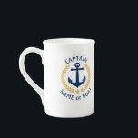 Kapten Boat Namn Anchor Guld Stil Laurel Navy Benporslin Mugg<br><div class="desc">En Personlig china Mugg med kapten rank eller annan titel,  din båt namn,  namn eller annan önskad text. Med en designad sjöbåtankare i anpassningsbar,  löv i guld stil och stjärnemblem. Gör en underbar gåva till tillfälle.</div>