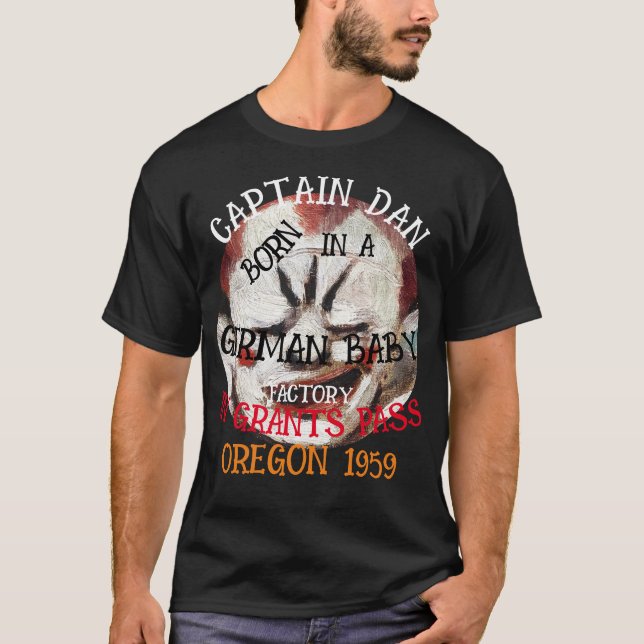 Kapten Dan född tysk babyfabrik Grants Pass T Shirt (Framsida)