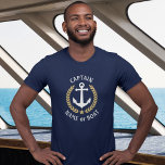 Kapten Din Boat Namn Anchor Guld Laurel T Shirt<br><div class="desc">En designad sjöbåtsankare i anpassningsbar,  guld stil lagrel löv och guld med kapten rank eller annan titel och Din Personlig Namn eller Boat Namn på en marin blå T-Shirt. Gör en underbar gåva.</div>