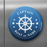 Kapten Din Fraktas i Boat Namn Hjul Helm Blå tonin Magnet<br><div class="desc">Snyggt runt kylmagnet med kaptenen eller annan titel,  personligen namn eller annan önskad text och en anpassningsbar fraktas hjul - hjälm i vitt på havsblå nyanser eller välj färg i bakgrunden för att matcha dekorationen. Gör en underbar unik gåva.</div>