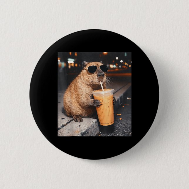 Kapybara dricker iskaffe Roligt djur meme Knapp (Framsida)