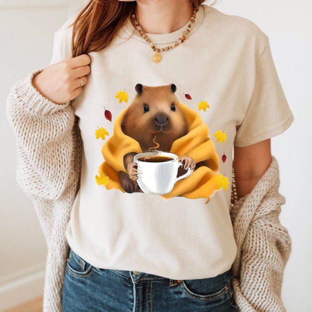 Kapybara i en mysig filt som chillar och dricker  t shirt (Skapare uppladdad)