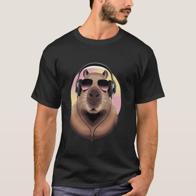 Kapybara Med Hörlurar Solglasögon T Shirt (Framsida)