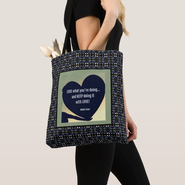 KÄR I DET DU GÖR Totebag från Adiela Akoo Tygkasse (Närbild)