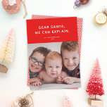 Kära Santa, vi kan förklara. Funny Helgdag Photo Julkort<br><div class="desc">Det här söta, roliga fotokortet i helgdag har en fin röd bakgrund, en vit typ och ett enda foto. Hälsning lyder: "Kära tomten, vi kan förklara." Detta skulle också vara perfekt för ett husdjurskort! Baksidan har ett enkelt rött och vitt diagonalt rand mönster som kan anpassas eller tas bort. Om...</div>