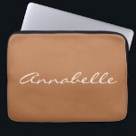 Karamellbrun Minimalistisk Anpassad Namnskrift Laptop Fodral<br><div class="desc">Denna laptoppskydd kännetecknas av en varm karamellbrun bakgrund med ett namn i flytande krämfärgad skrift tvärs över framsidan — enkelt, personligt och riktigt lätt att upptäcka i en väska. Det är en bra present till en collegestudent, en nyutexaminerad eller verkligen vem som helst som vill att deras laptop ska kännas...</div>