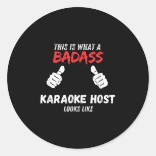 Karaoke Roligt Det Här Är Hur En Dålig Karaokevärd Runt Klistermärke