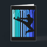 Karate Birthday Manar Kids Boys Retro Vintage Kort<br><div class="desc">Dessa karattemade kläder är för manar och pojkar är toppen coola. Med en silhuett för sport av en man eller pojke som spelar fotboll i en återblå formad grafik. De är trendig, unika, coola och söta. De här sportetiska gåvorna för manar är coola. Om du gillar retroplagg för din son...</div>