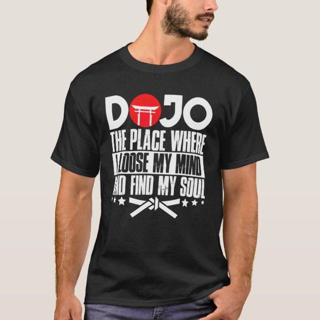 Karate Black Bälte Gi Uniform Dojothe Ställe där j T Shirt (Framsida)