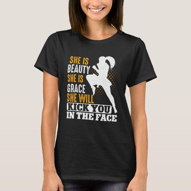 Karate Black Bälte Gi Uniform Girl Hon är Bea T Shirt (Framsida)