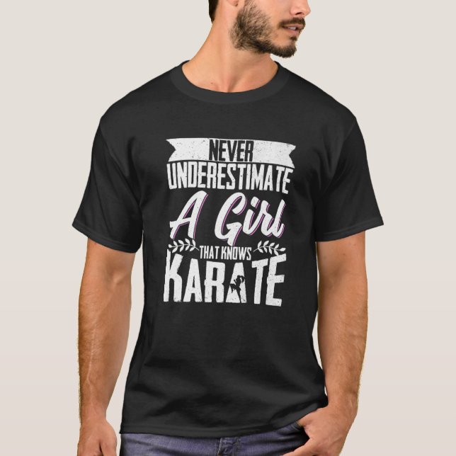 Karate Black Bälte Gi Uniform underskatta aldrig e T Shirt (Framsida)
