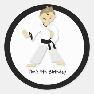 KARATE BOY Blackbelt Födelsedagsfest Favor Sticker Runt Klistermärke