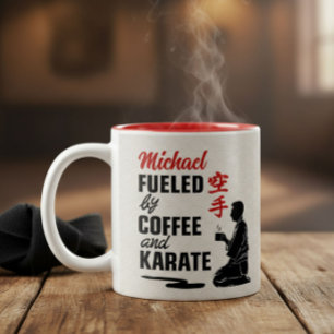 Karate - driven av kaffe och karate. Två-Tonad mugg