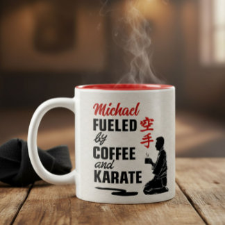 Karate - driven av kaffe och karate. Två-Tonad mugg