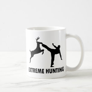 Karate för ytterlighetjakthjort sparkar kaffemugg