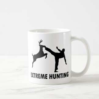 Karate för ytterlighetjakthjort sparkar kaffemugg