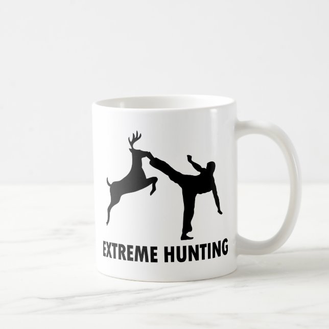Karate för ytterlighetjakthjort sparkar kaffemugg (Höger)