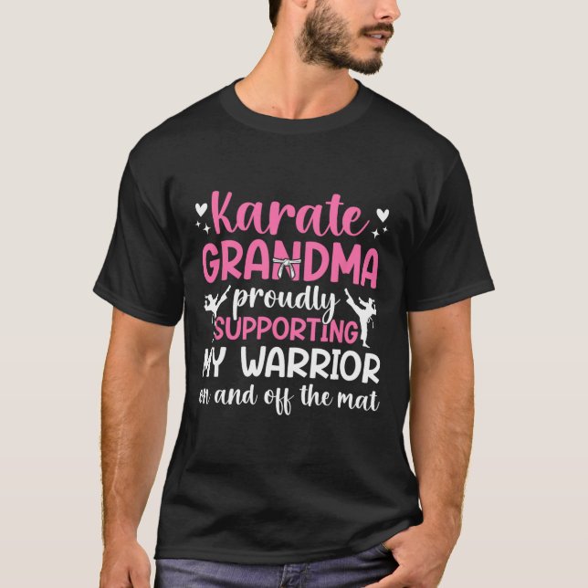 Karate Grandma som stöder Min Warrior Karate Grand T Shirt (Framsida)