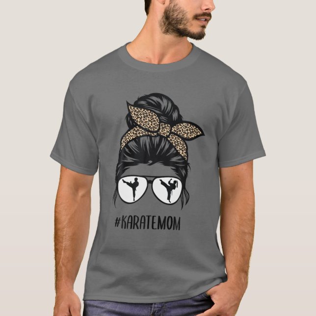 Karate Mamma Leopard Messy Bun Hair Glasses T Shirt (Framsida)