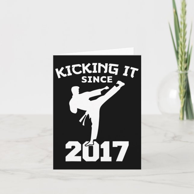Karate Martial Arts Kicking It sen funny Kid Bir Kort (Framsida)