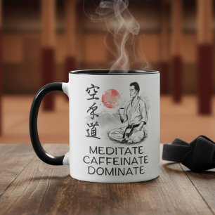 Karate - Meditera. Kaffeinera. Dominera. Mugg