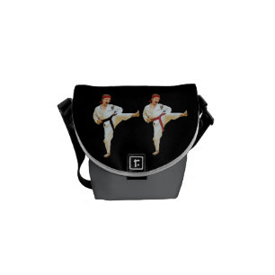 Karate som sparkar messenger bag för