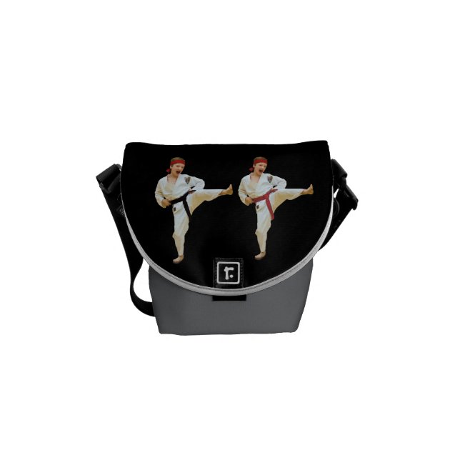 Karate som sparkar messenger bag för (Framsidan)
