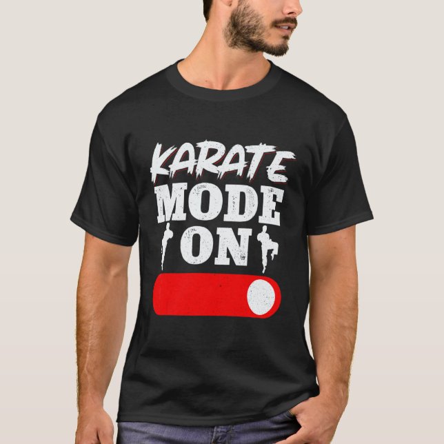 Karate Svart Bälte Gi Uniform Karate Läge På T Shirt (Framsida)