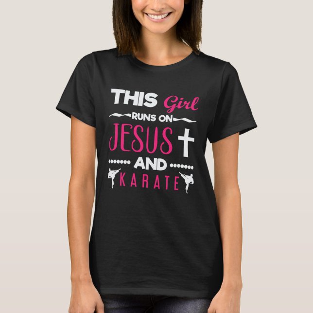 Karate   Tjej Springar På Karate T Shirt (Framsida)