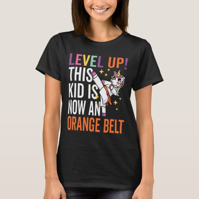 Karate Uniform Level Up Orange Bälte Award T Shirt (Framsida)
