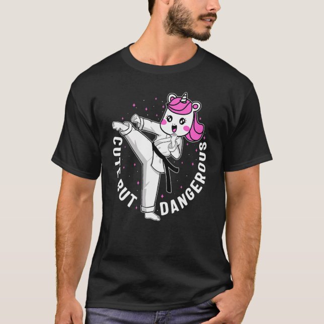 Karateflicka Söt Men Farlig Enhörningskämpe Kar T Shirt (Framsida)