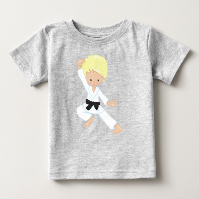 Karatepojke, söt pojke, svart bälte, blondt hår t shirt (Framsida)