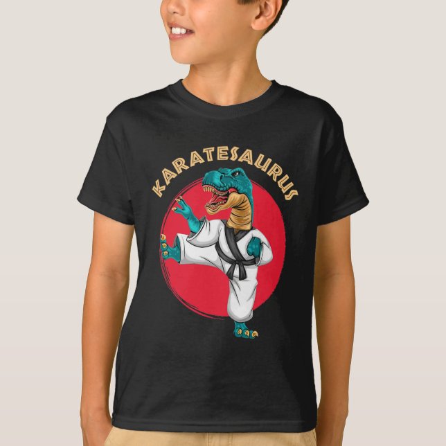 Karatesaurus Rolig Karate Dinosaurie  T Shirt (Framsida)