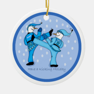 Karatesnögubbear som munhuggas för julgransprydnad keramik