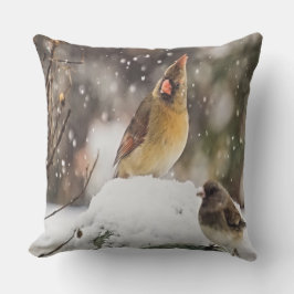 Kardinal och Sparrow i Snö Utomhuskudde