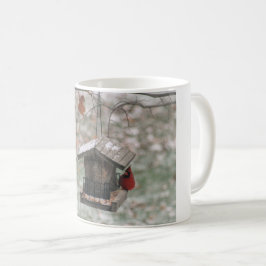 Kardinal på en snömatare kaffemugg