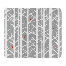 Kardinaler i björkarna i ljust grått