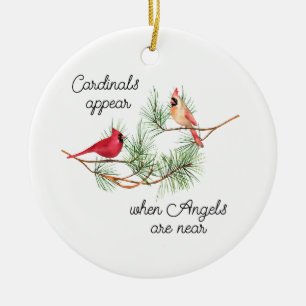 Kardinaler visas när Änglar ligger nära Ornament