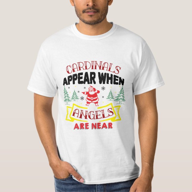 Kardinaler visas när änglar ligger nära t shirt (Framsida)