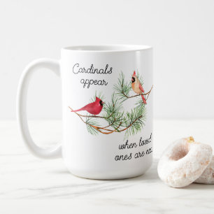 Kardinalerna visas när nära nära de kära kaffemugg