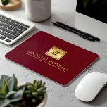 Kardläder Luxury Guld Logotyp NAMN Musmatta<br><div class="desc">Förbättra din arbetsyta med den här förstklassiga kardinalfärgskläderskrivarmusen, designad för att kombinera stil och funktioner. Med en lyxig logotyp i guld och alternativet att lägga till två linjer anpassningsbar text är den här musknappen perfekt för att anpassa med ditt namn, ditt företag, ditt företag eller någon annan information du vill...</div>