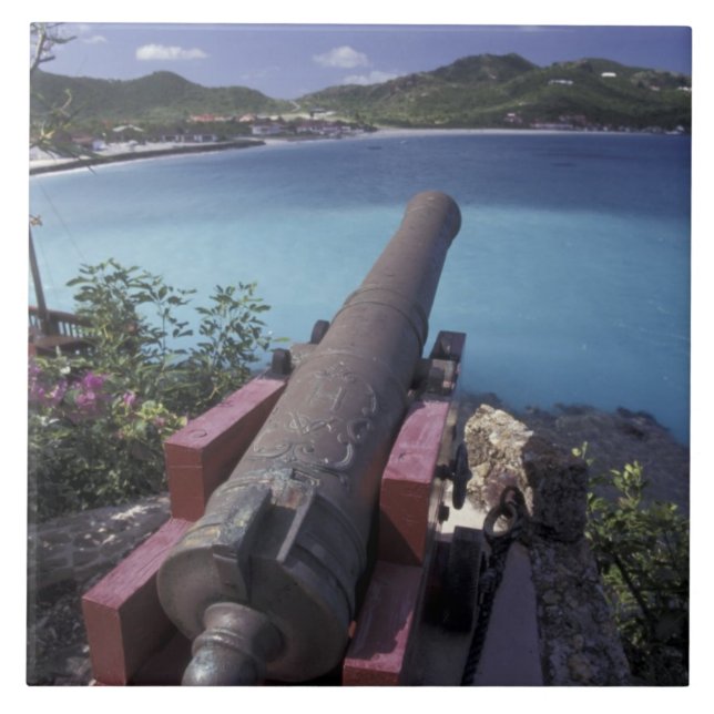 KARIBIEN, St. Barts, Connon siktar in i St. Jeans  Kakelplatta (Framsidan)