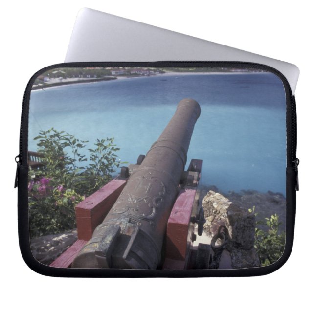 KARIBIEN, St. Barts, Connon siktar in i St. Jeans  Laptop Sleeve (Framsidan)