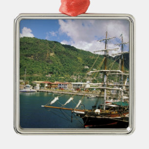 Karibien, St. Lucia, Soufriere. Båtar i Julgransprydnad Metall