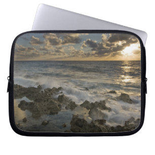 Karibiska havet, Caymanöarna. Kolliderande vågor Laptop Sleeve