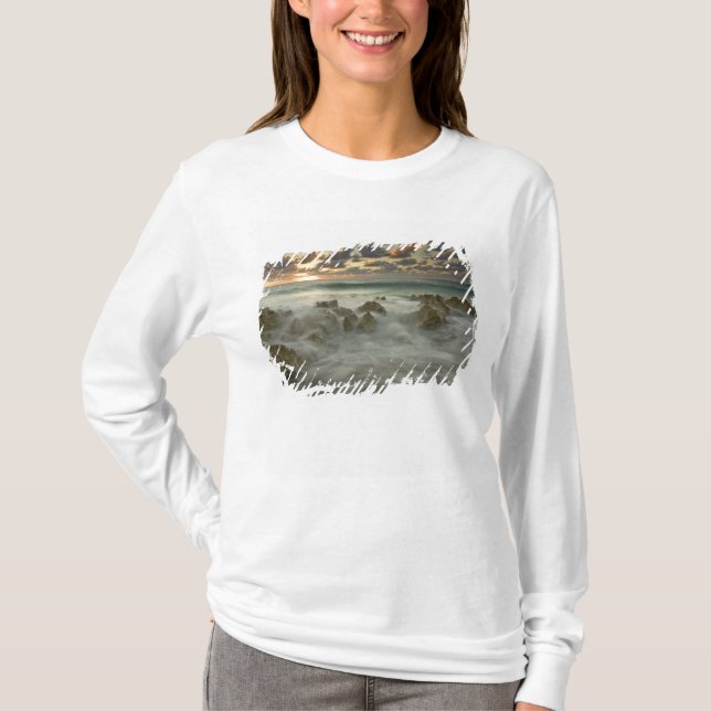 Karibiska havet, Caymanöarna.  Vågor kraschar 3 T-shirt (Framsida)