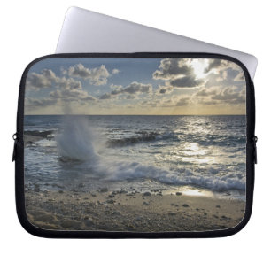Karibiska havet, Caymanöarna. Vågor som bryts Laptop Sleeve
