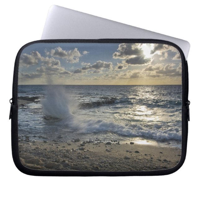 Karibiska havet, Caymanöarna.  Vågor som bryts Laptop Sleeve (Framsidan)