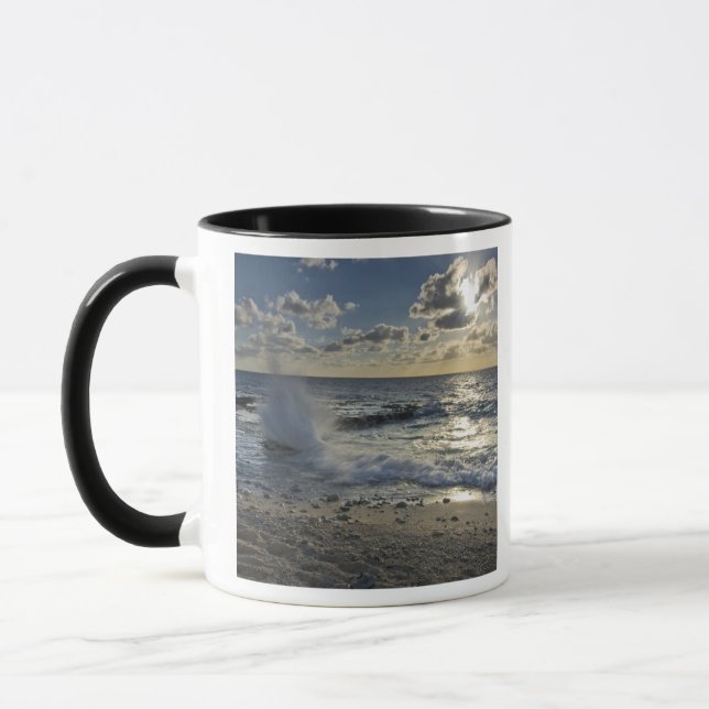 Karibiska havet, Caymanöarna.  Vågor som bryts Mugg (Vänster)